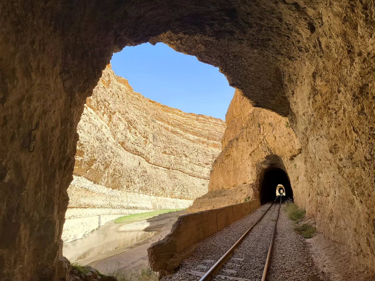 Le train dans la gare rouge