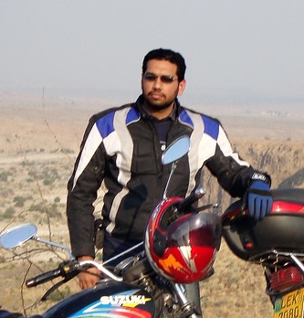 Mohamed client de l'agence de voyage à moto